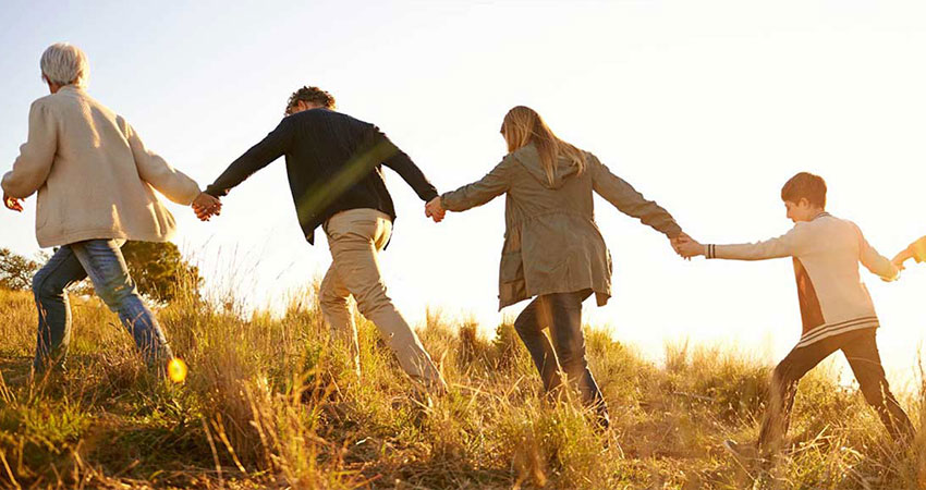نگین به چه افرادی کمک می کند؟